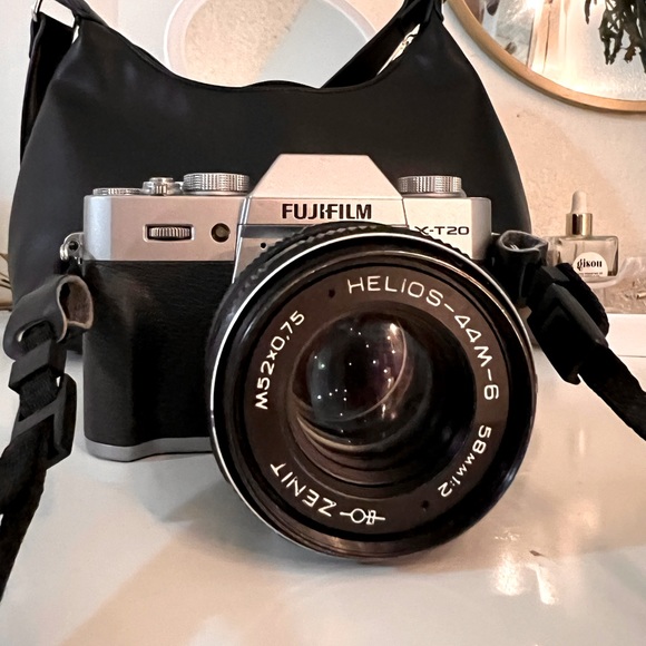 Fujifilm Other - FUJIFILM X-T20 digital camera with a battery and charger